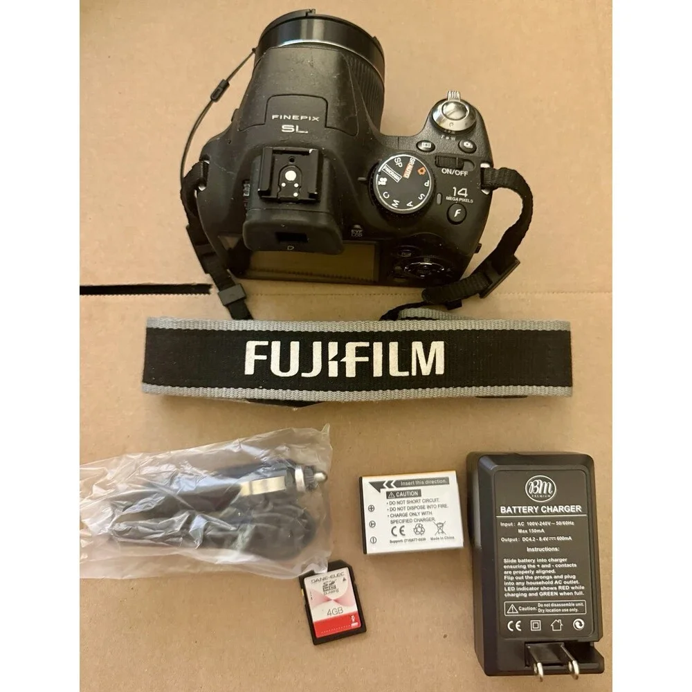 FUJIFILM FinePix SL300 14MP 30x Zoom Camera Tested Battery Charger SD Card